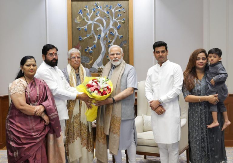 मुख्यमंत्री शिंदेंनी सहकुटुंब घेतली PM मोदींची भेट, म्हणाले- राजकीय नव्हे तर केवळ विकासकामांबाबत चर्चा
