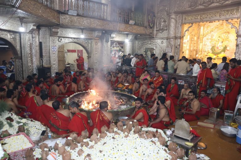 अतिरुद्र महायज्ञाची ३३ कोटी देवता यागासह पूर्णाहुती:वेदमूर्ती नटराजशास्त्री यांसह १२५ ब्रह्मवृंदांचे पौरोहित्य