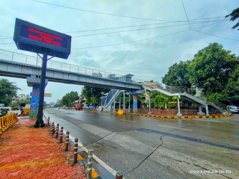 मुंबईत सरकत्या जिन्यासह असलेल्या पहिल्या पादचारी पुलाचे लोकार्पण