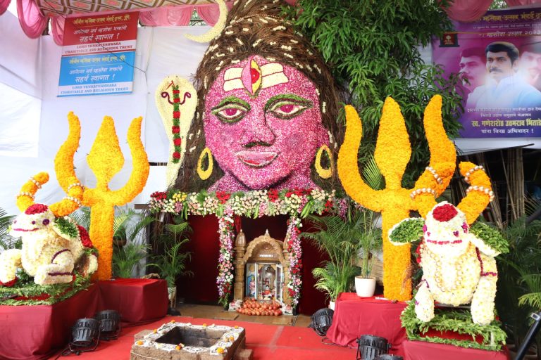 शिवशंकरांच्या पुष्पप्रतिकृतीमध्ये मंडईतील म्हसोबाराया विराजमान 