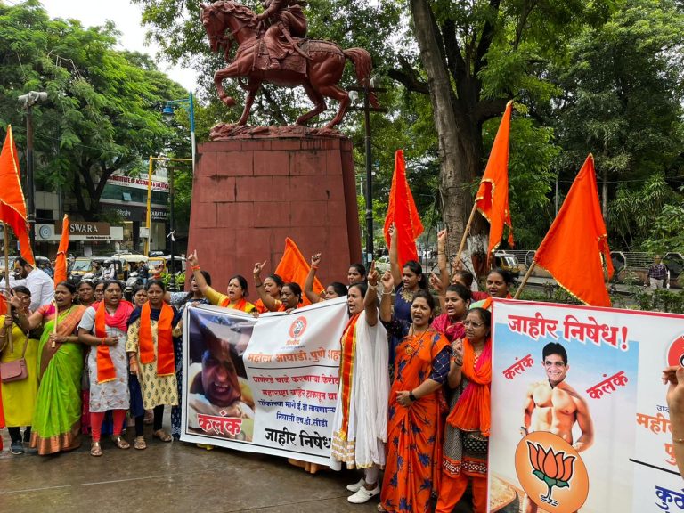 ही घाण महाराष्ट्राबाहेर काढा:सोमय्याच्या कथित कृत्या विरोधात शिवसेना महिला आघाडीची निदर्शने