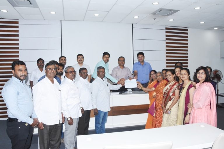 पुणे रिंग रोडसाठी  शेतकऱ्यांना भूसंपादनाचा मोबदला जिल्हाधिकाऱ्यांच्या हस्ते प्रदान-भूसंपादन प्रक्रियेला गती
