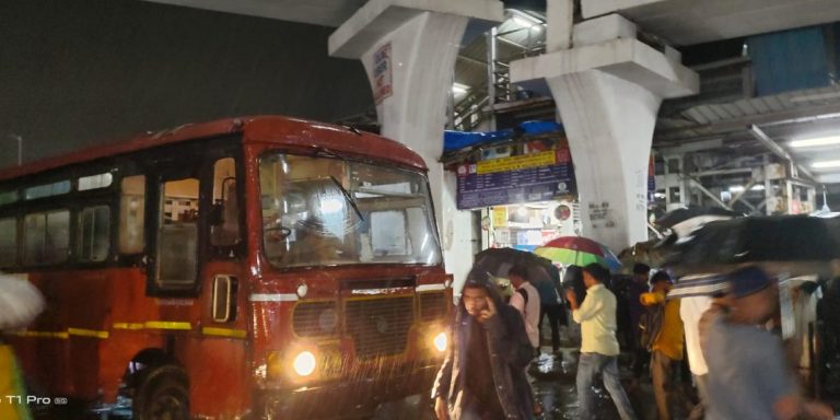 पावसात अडकलेल्यांसाठी ‘एसटी’ आली धावून