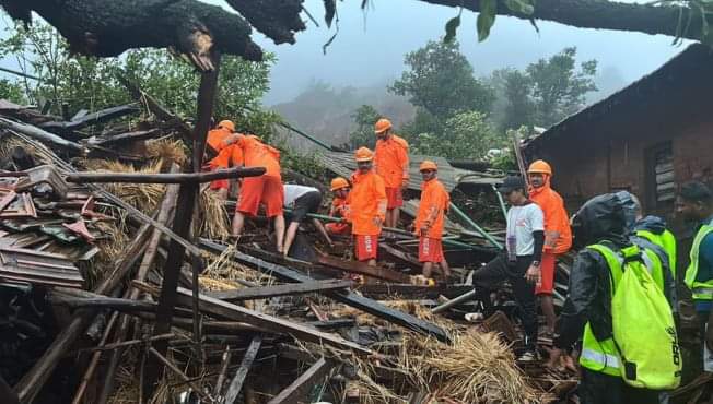 रायगडमधील इर्शाळवाडीवर डोंगराचा भाग कोसळला, 60 हून अधिक जण ढिगाऱ्याखाली दबल्याची भीती, 75 जणांना बाहेर काढले