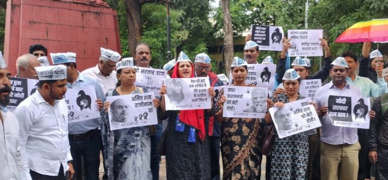 मणिपूर मधील महिलांवरील अत्याचार आणि हत्या ‘आप’ ची विरोधात निदर्शने