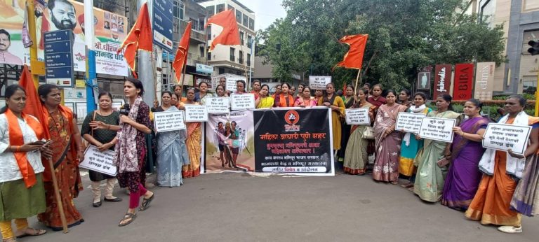 मणिपूर मधे घडलेल्या महिला अत्याचाराच्या विरोधात पुणे शिवसेना महिला आघाडीचे निषेध आंदोलन .