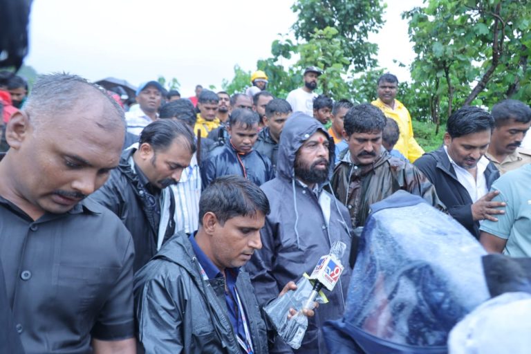 अन् मदतीसाठी सरसावले अनेक हात….!