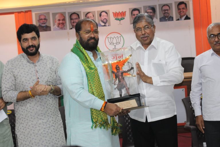 भाजपाच्या नवनियुक्त अध्यक्षांचा पालकमंत्री चंद्रकांतदादा पाटील यांच्या हस्ते सत्कार