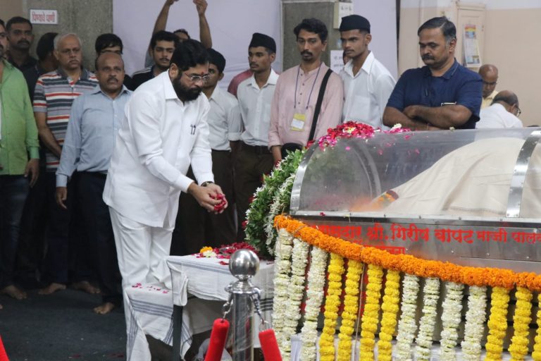 मुख्यमंत्री एकनाथ शिंदे यांनी घेतले मदनदास देवी यांच्या पार्थिवाचे अंत्यदर्शन