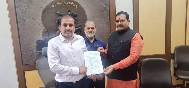 आचार्य अत्रे यांच्या जन्मशताब्दीत्तोतर रौप्य महोत्सवी वर्षपुणे महानगरपालिकेने साजरे करावे .