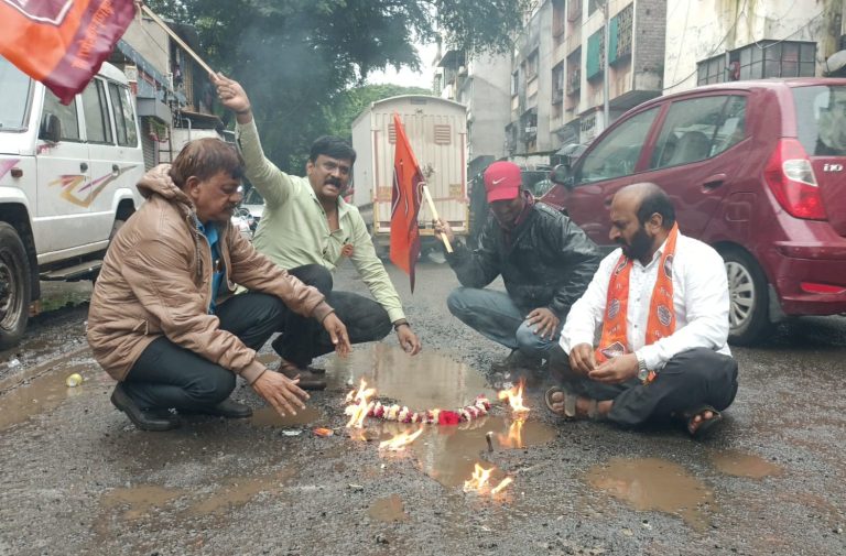 मनसेचे “खड्डे पेटवा” आंदोलन ..