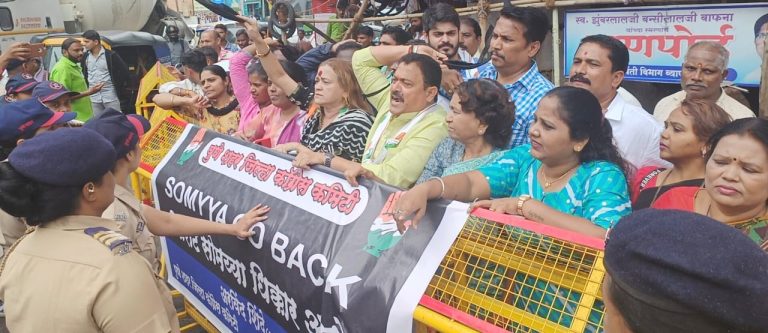 किरीट सोमय्या यांना दाखविले  काळे झेंडे.
