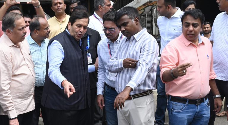 मुंबई उपनगरातील रस्त्यांचे दोन वर्षांच्या आत काँक्रीटीकरण करणार : पालकमंत्री मंगल प्रभात लोढा