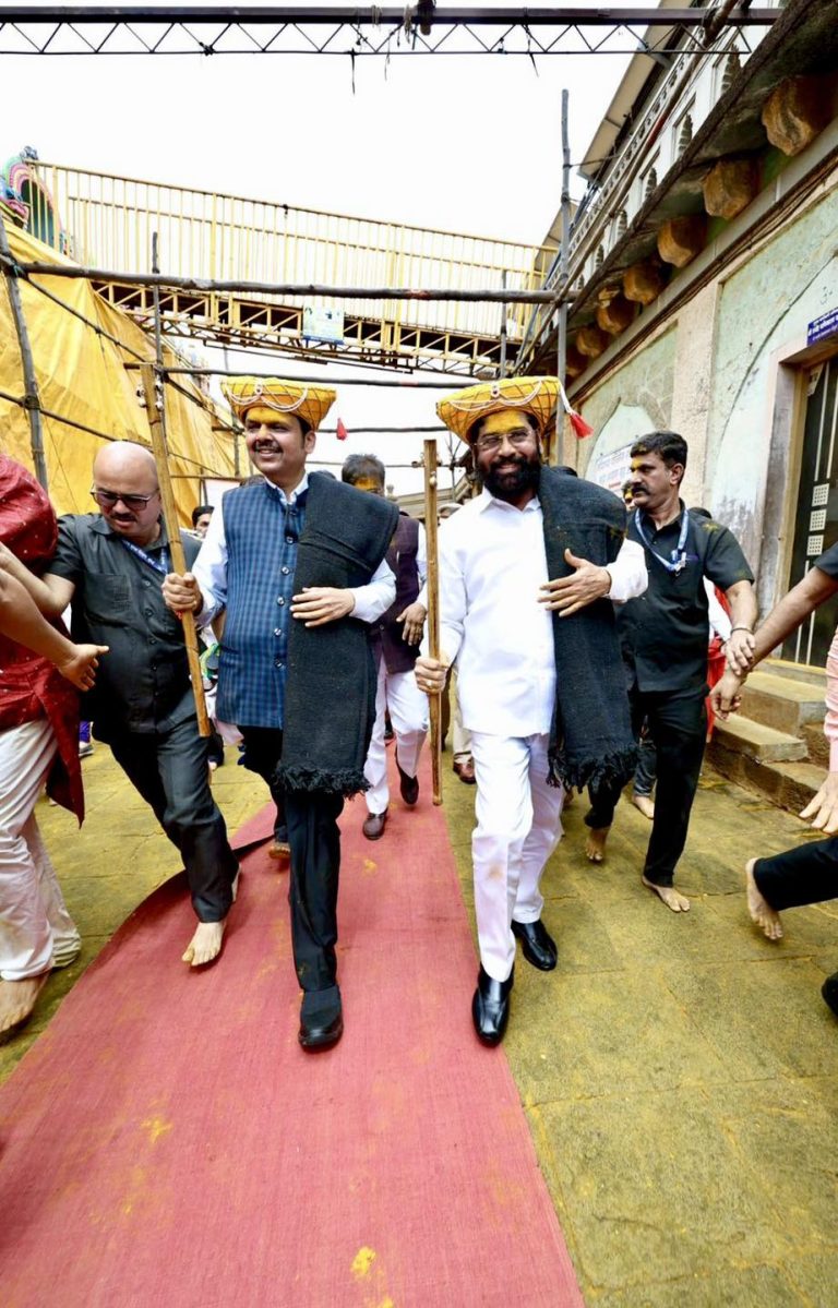 “काठी न घोंगडं घेऊ द्या की…” धनगरी वेशातील CM व DCM खंडोबाच्या गडावर..