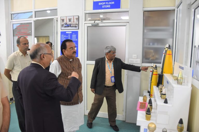 संरक्षण राज्यमंत्र्यांनी पुणे येथील बीईएल-भारत इलेक्ट्रॉनिक्स लि. ला दिली भेट