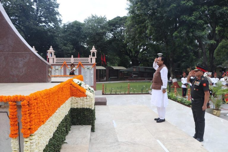 संरक्षण राज्य मंत्र्यांनी दक्षिण कमांडच्या पुणे येथील मुख्यालयाला दिली भेट