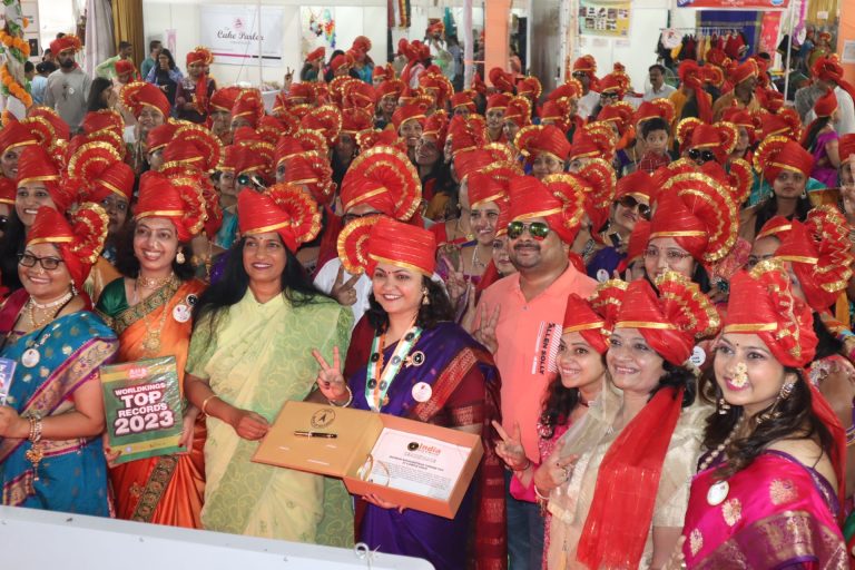 तब्बल ४०३ महाराष्ट्रीयन फेटे बांधून इंडिया बुक ऑफ रेकॉर्डस् :महाराष्ट्रीयन लेडीज असोसिएशनचा उपक्रम 