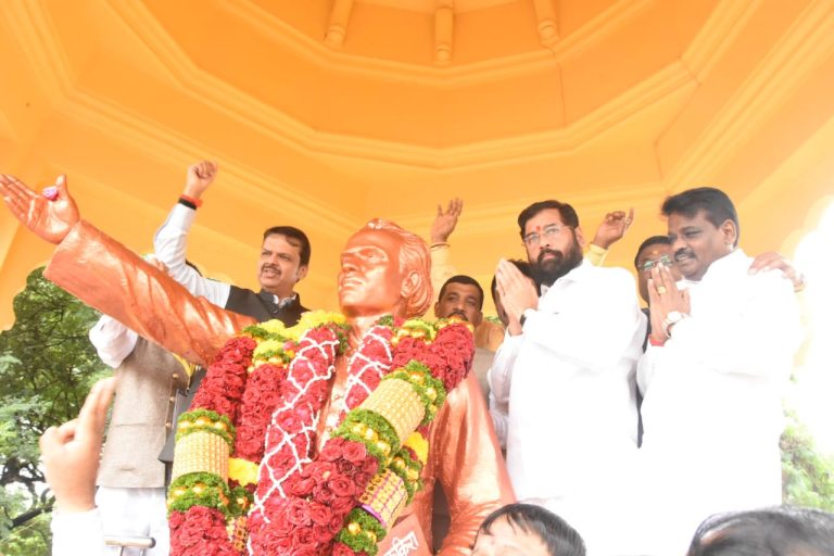 मुख्यमंत्री एकनाथ शिंदे आणि उपमुख्यमंत्री देवेंद्र फडणवीस यांचे लोकशाहीर अण्णाभाऊ साठे यांना अभिवादन