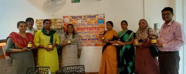आर.विमला यांची हातकागद संस्थेला भेट