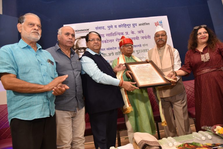 आचार्य अत्रे यांचे स्मारक मुंबईत उभारावे