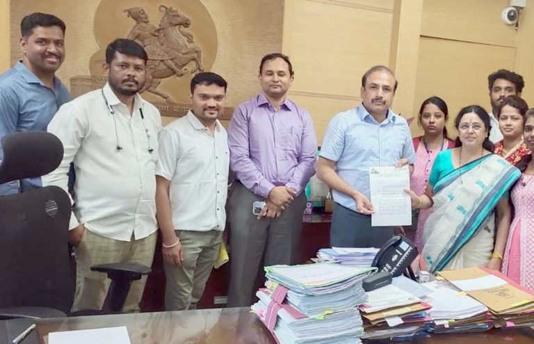 महापालिकेच्या व्यवसाय प्रशिक्षण केंद्रातीलप्रशिक्षक व सेवकांना सेवेत घेण्याची मागणी