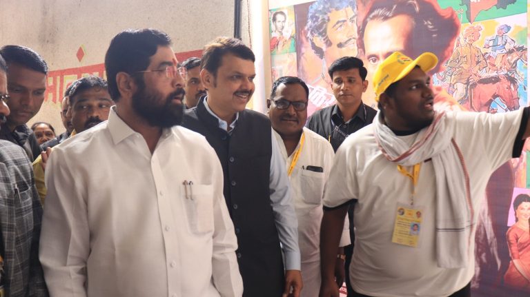 लोकशाहीर अण्णाभाऊ साठे यांच्या छायाचित्र प्रदर्शनास मुख्यमंत्री-उपमुख्यमंत्र्यांची भेट