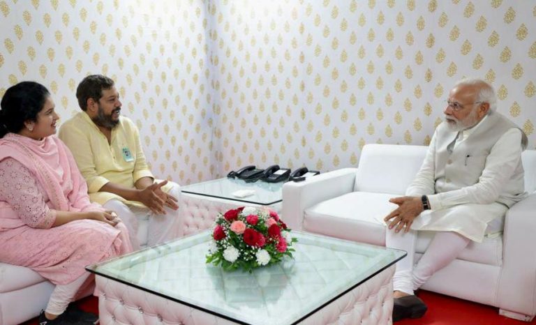 स्वरदा आणि गौरव बापटांनी घेतली पीएम मोदींची भेट