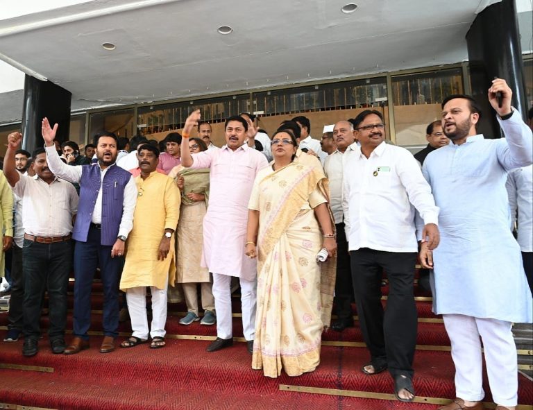 देशातील हुकूमशाही शक्तींच्या पुढे काँग्रेस झुकली नाही व झुकणारही नाही.