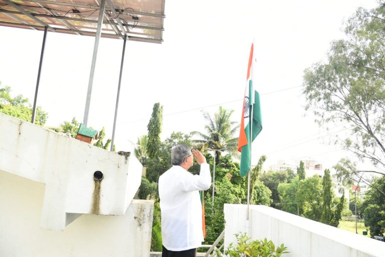 ‘घरोघरी तिरंगा’ उपक्रमांतर्गत पालकमंत्री चंद्रकांतदादा पाटील यांनी निवासस्थानी उभारला राष्ट्रध्वज
