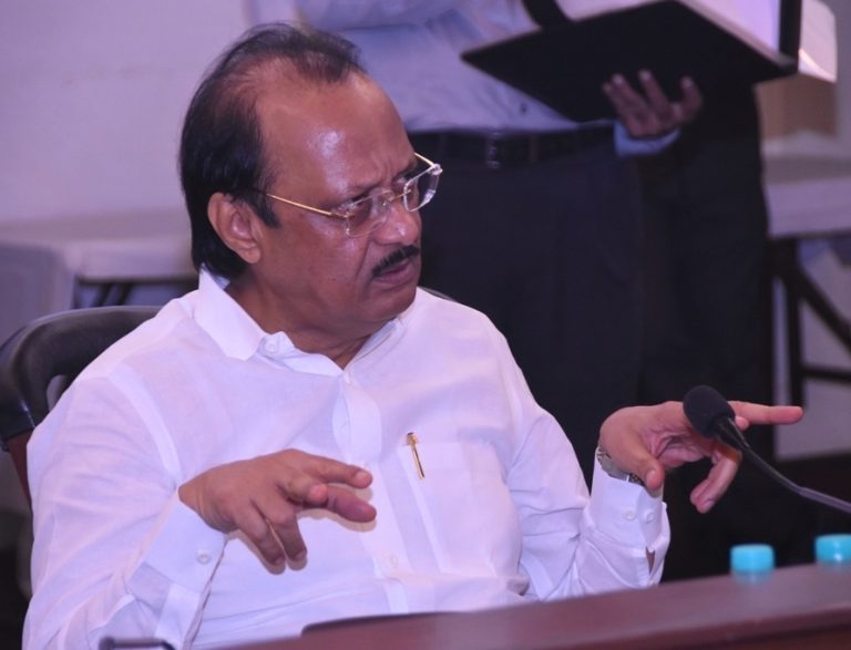 तुमच्या चुकांवर पांघरूण घालता .. माझेच पांघरूण फाटलेय-अजित पवारांनी धनंजय मुंडेंच्या उपस्थितीत पदाधिकाऱ्यांना सुनावले