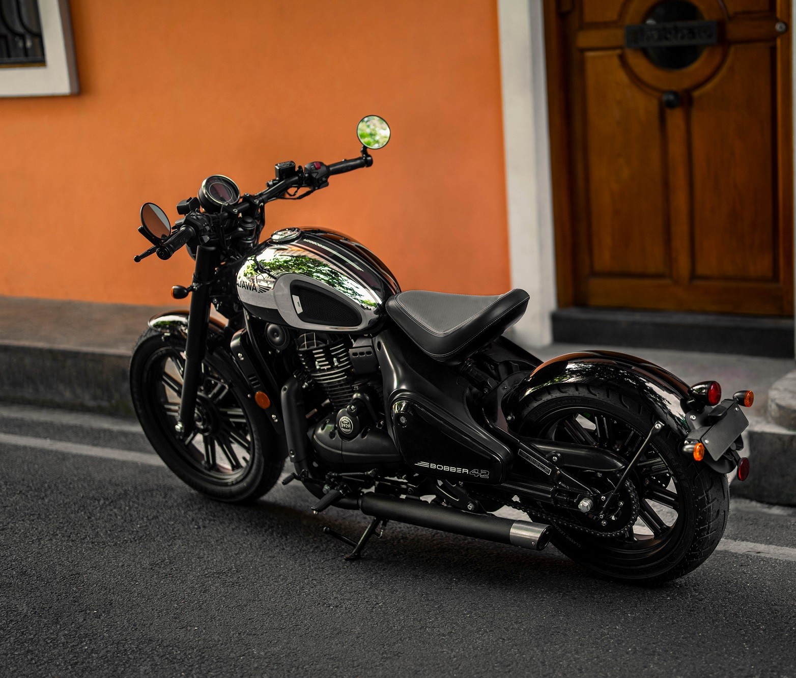 जावा येझदी मोटरसायकल्स तर्फे नवीन टॉप-ऑफ-द-लाइन जावा 42 बॉबर ब्लॅक मिरर २.२५ लाख रुपयांना सादर
