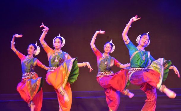 शानदार नृत्याविष्काराने प्रादेशिक सांस्कृतिक महोत्सवाला सुरुवात;  गायन, ओडिसी नृत्य आणि लोकवाद्यांच्या सुरांना रसिकांची उत्स्फूर्त दाद