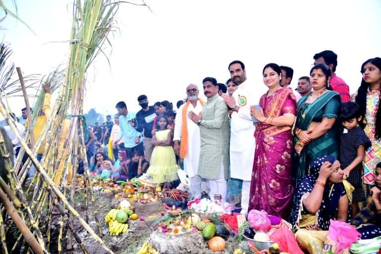 आमदार तापकीर आयोजित  छटपूजेच्या सोहळ्याला प्रचंड गर्दी..