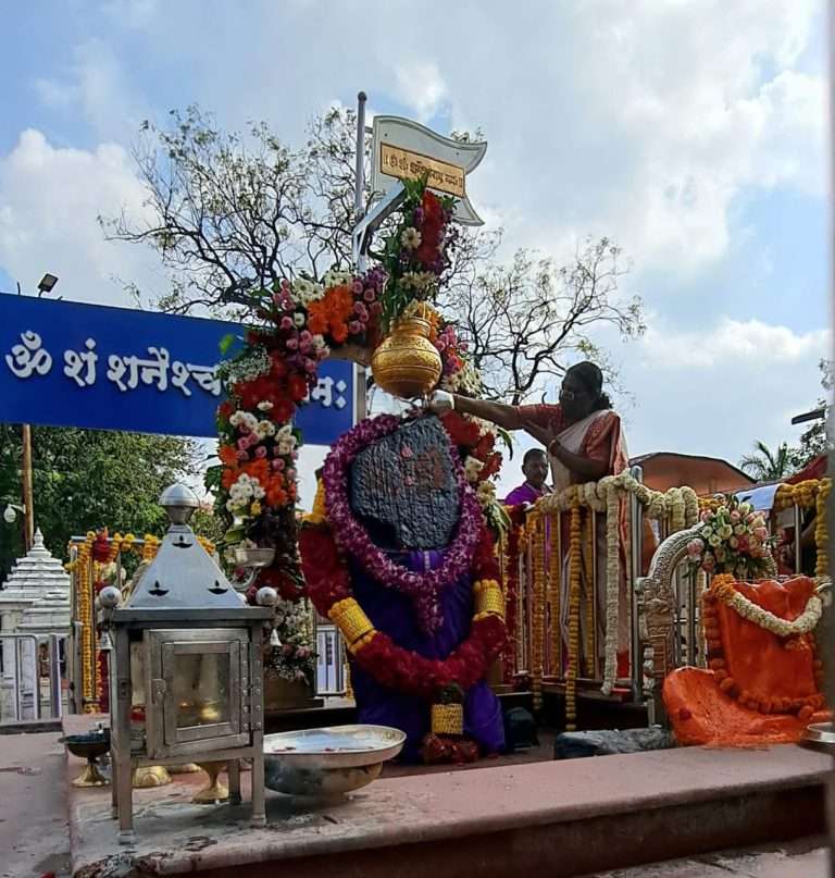 राष्ट्रपती द्रौपदी मुर्मू यांनी घेतले श्री शनैश्वर मूर्तीचे दर्शन