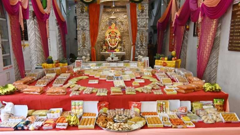 लक्ष्मीबाई दगडूशेठ दत्तमंदिरात १०१ पदार्थांचा अन्नकोट 