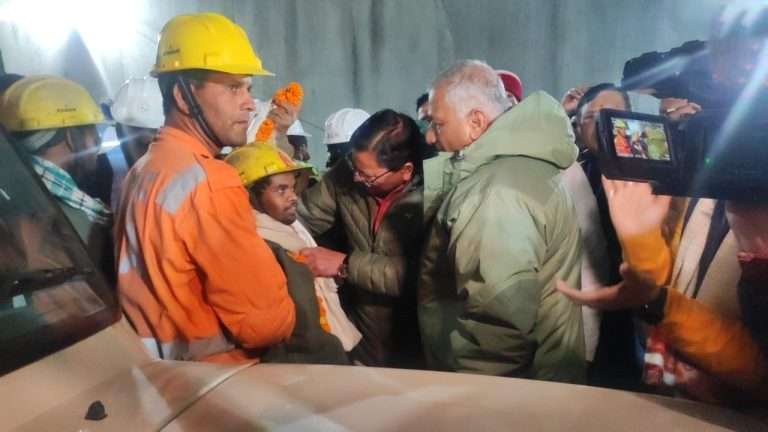 उत्तरकाशी बोगद्यातून मजुरांना बाहेर काढले….