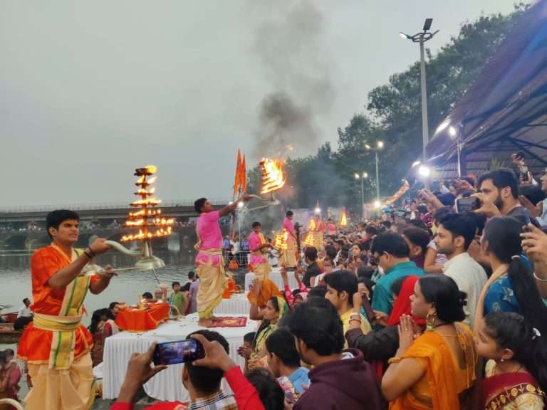 पुण्यात छठ महापुजा:  भव्य गंगा आरतीला भाविकांची अलोट गर्दी