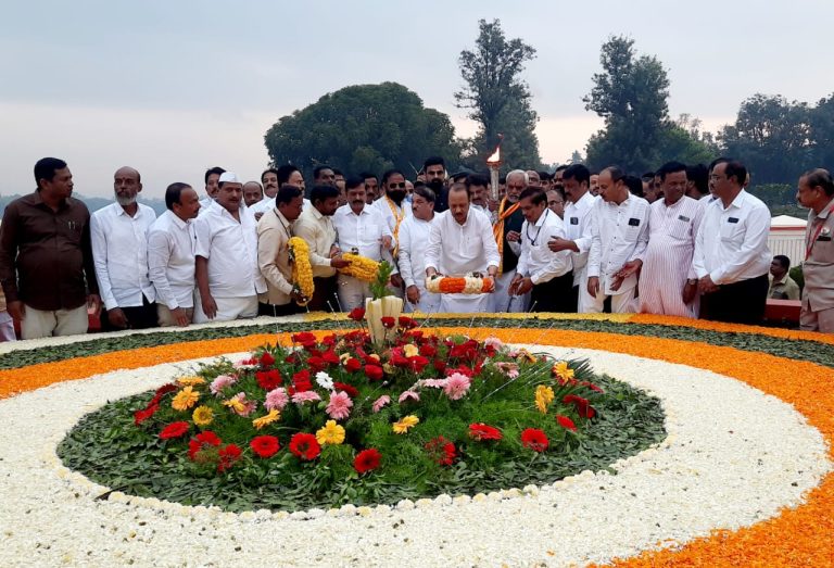 उपमुख्यमंत्री अजित पवार यांनी केले स्वर्गिय यशवंतराव चव्हाण यांना अभिवादन