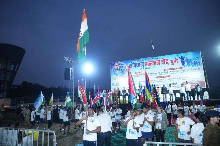 संविधानाच्या सन्मानासाठी आंतरराष्ट्रीय विद्यार्थ्यांसह धावले पुणेकर