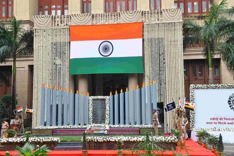 26/11 च्या हल्ल्यातील शहिदांना राज्यपाल, मुख्यमंत्री, उपमुख्यमंत्र्यांची मानवंदना