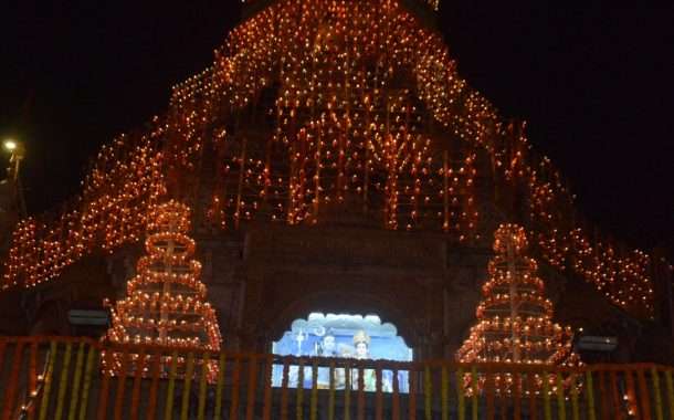'दगडूशेठ' गणपती मंदिरात दीपोत्सव: तब्बल एक लाख दिव्यांनी सजले मंदिर