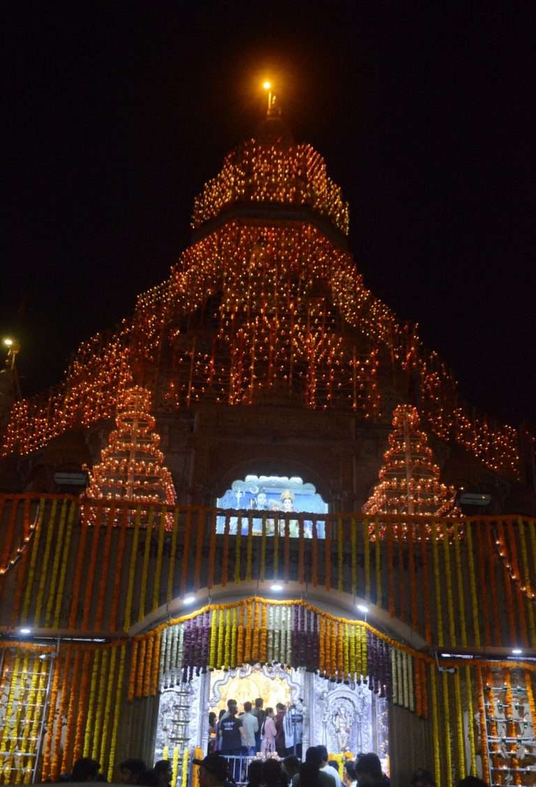 ‘दगडूशेठ’ गणपती मंदिरात दीपोत्सव: तब्बल एक लाख दिव्यांनी सजले मंदिर