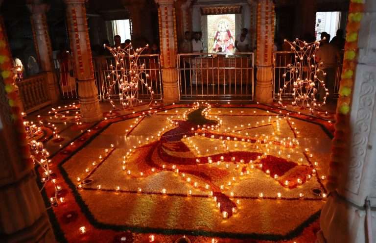 त्रिपुरारी पौर्णिमेनिमित्त आयोजन ; महालक्ष्मी मंदिरात ११ हजार दिव्यांची आरास