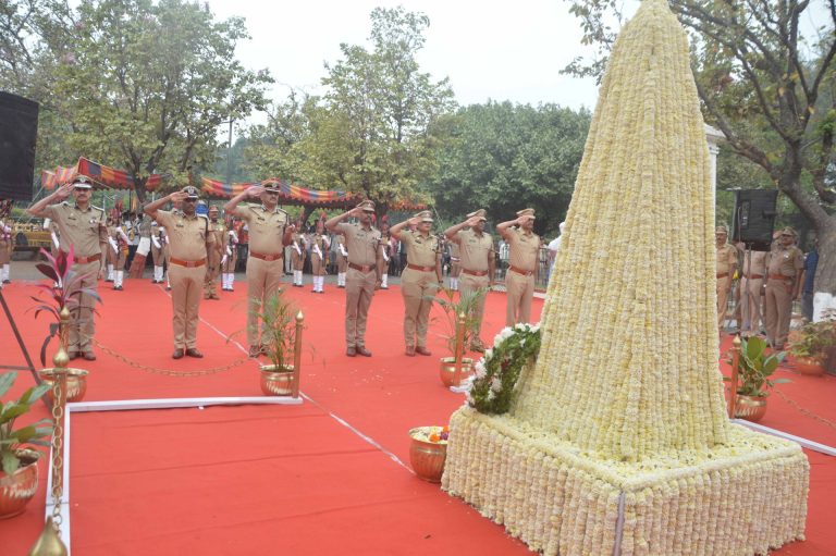 पुणे शहर पोलिसांची २६/११ हल्ल्यातील शहिदांना मानवंदना व पुणेकरांची चित्र श्रद्धांजली 