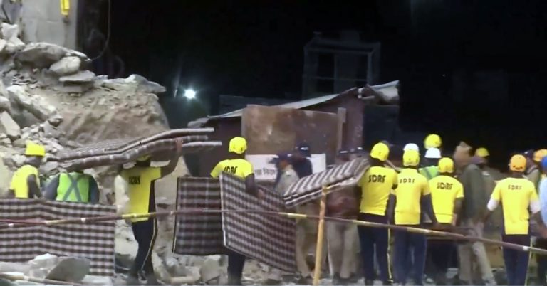 उत्तरकाशी बोगद्यात ड्रिलिंग पूर्ण, रुग्णवाहिका पोहोचली:स्ट्रेचर आणि गाद्या पाठवल्या