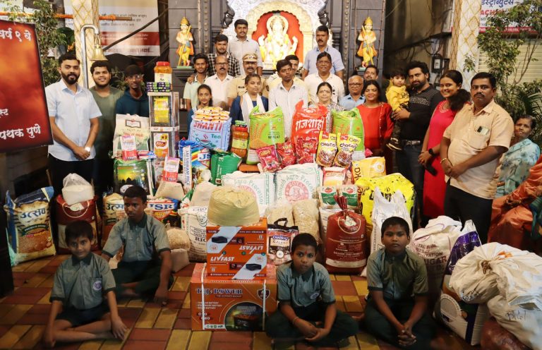 विघ्नहर्ता पथकातर्फे १६०० किलो ‘धान्यरुपी जोगवा’ संस्थांना सुपूर्द