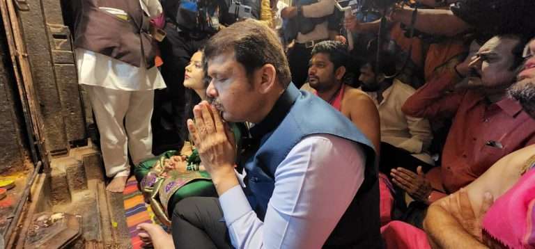 उपमुख्यमंत्री देवेंद्र फडणवीस यांनी नीरा नरसिंहपूर येथे घेतले श्री लक्ष्मी नृसिंहाचे दर्शन