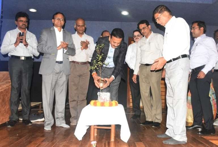 ग्रामीण भागाच्या सर्वांगीण विकासासाठी संवेदनशीलतेने प्रयत्न करा-ग्रामविकास मंत्री गिरीष महाजन