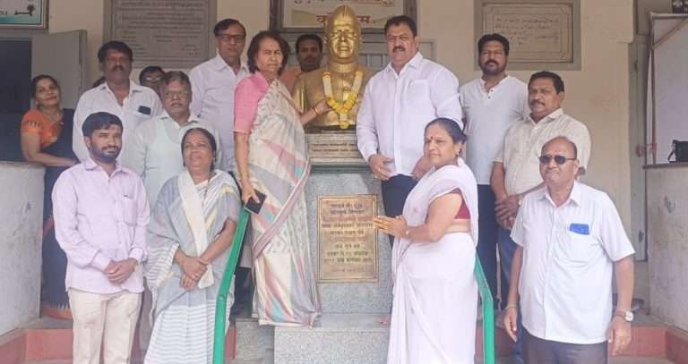स्व. यशवंतराव चव्हाण यांना पुणे शहर जिल्हा काँग्रेस कमिटीतर्फे आदरांजली अर्पण.