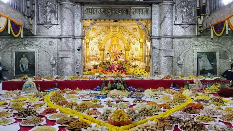श्रीमंत दगडूशेठ गणपतीला ४५१ मिष्टान्नांचा महानैवेद्य